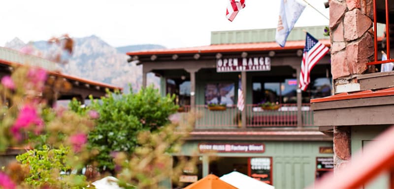 Здание на фоне гор в Седоне